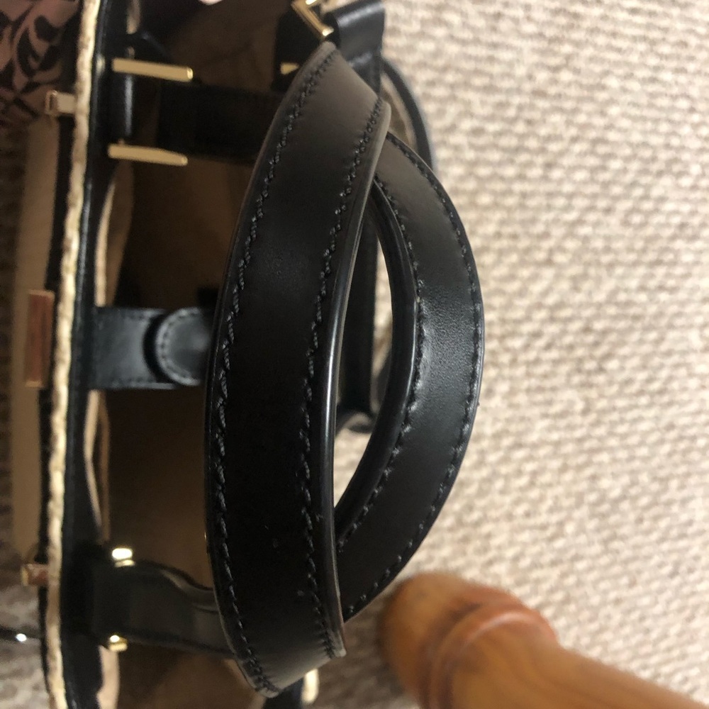 Elegant Black and Cream Handbag - Picture 7 of 13